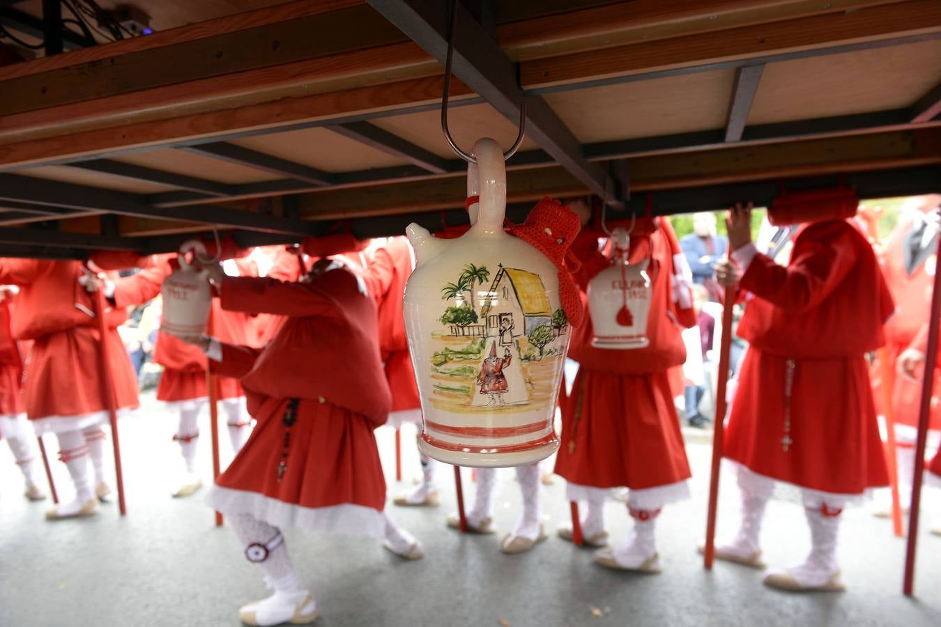 Miles de penitentes, estantes y mayordomos se sumaron a otros tantos murcianos que un año más colmaron la carrera