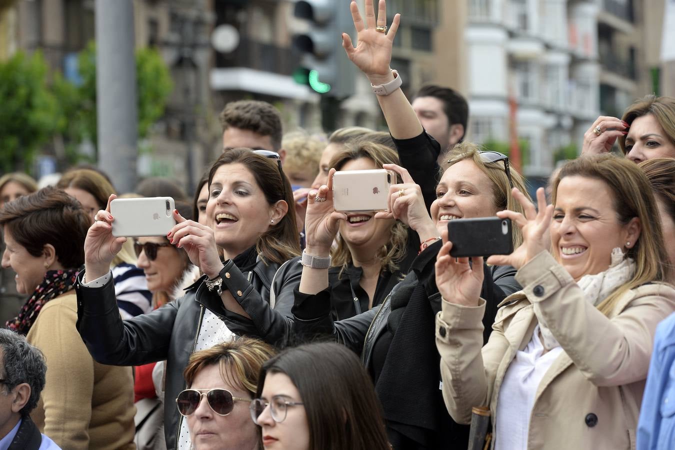 Miles de penitentes, estantes y mayordomos se sumaron a otros tantos murcianos que un año más colmaron la carrera