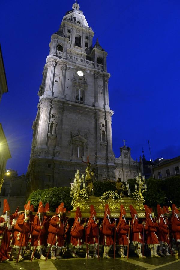 Miles de penitentes, estantes y mayordomos se sumaron a otros tantos murcianos que un año más colmaron la carrera