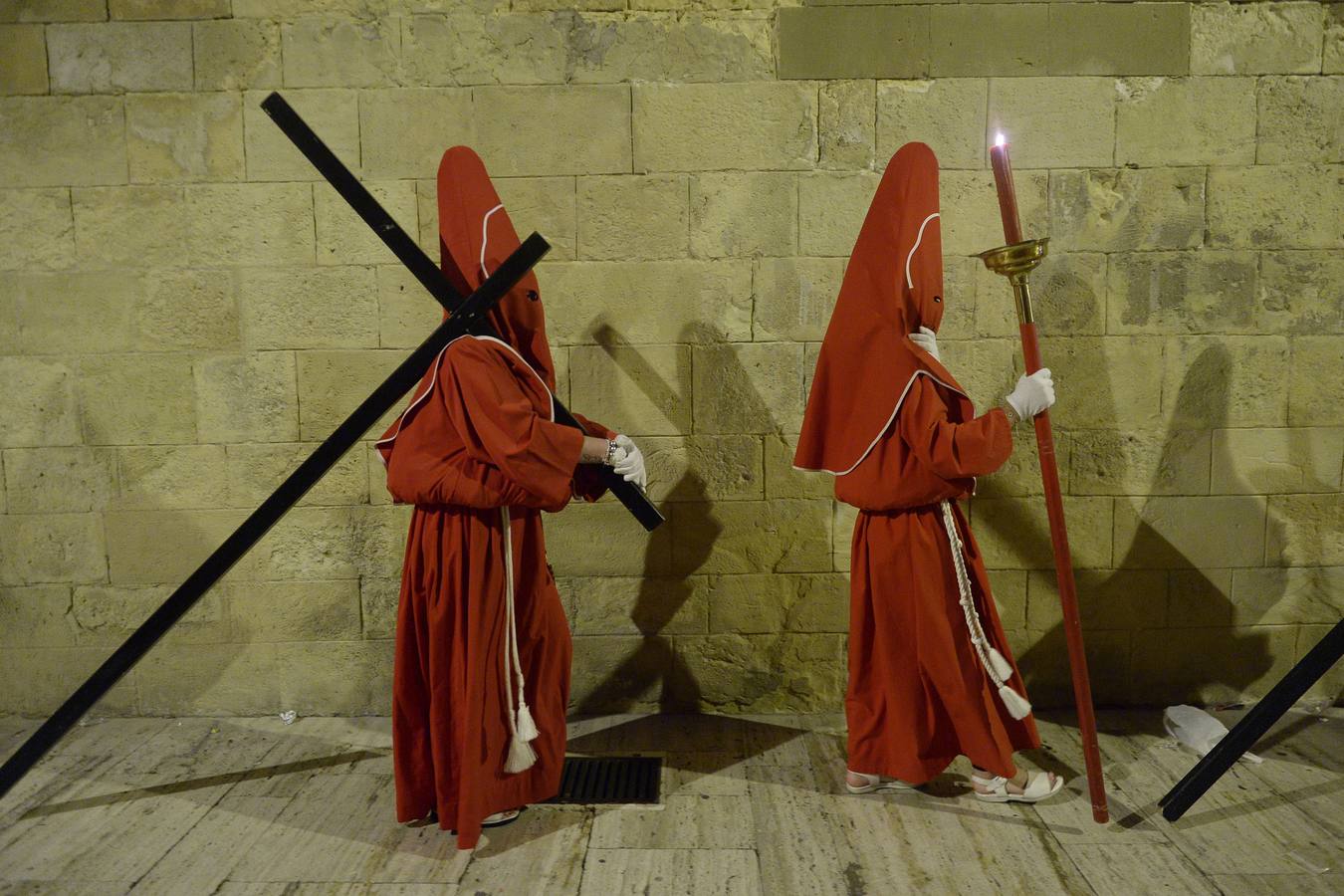 Miles de penitentes, estantes y mayordomos se sumaron a otros tantos murcianos que un año más colmaron la carrera