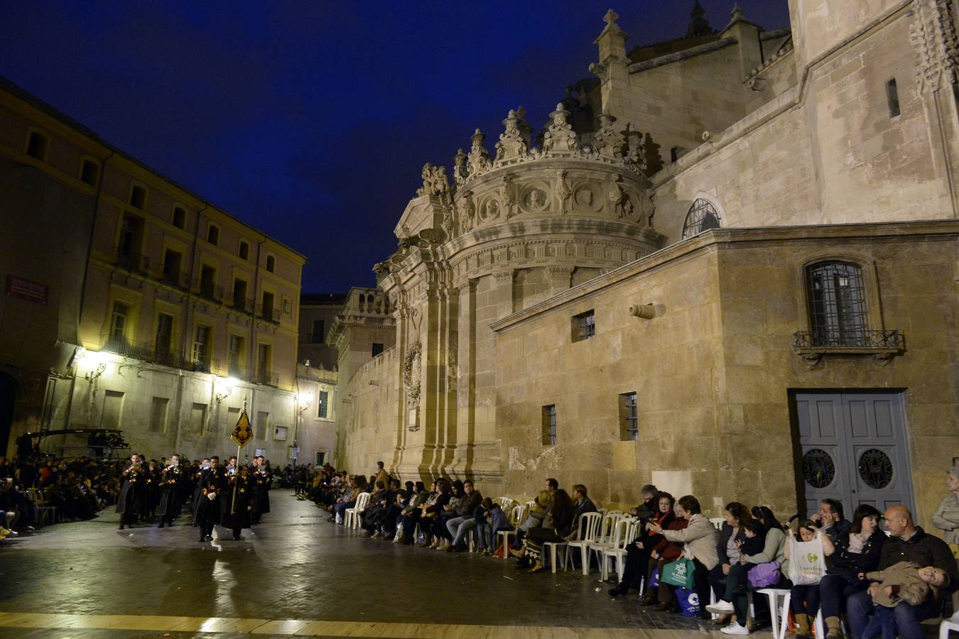 Miles de penitentes, estantes y mayordomos se sumaron a otros tantos murcianos que un año más colmaron la carrera