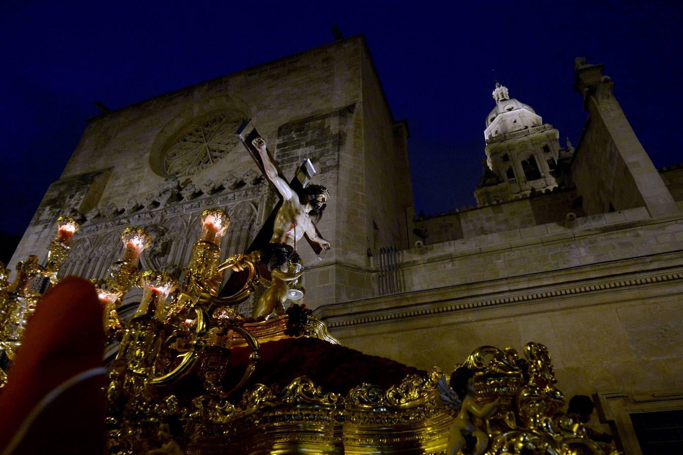 Miles de penitentes, estantes y mayordomos se sumaron a otros tantos murcianos que un año más colmaron la carrera