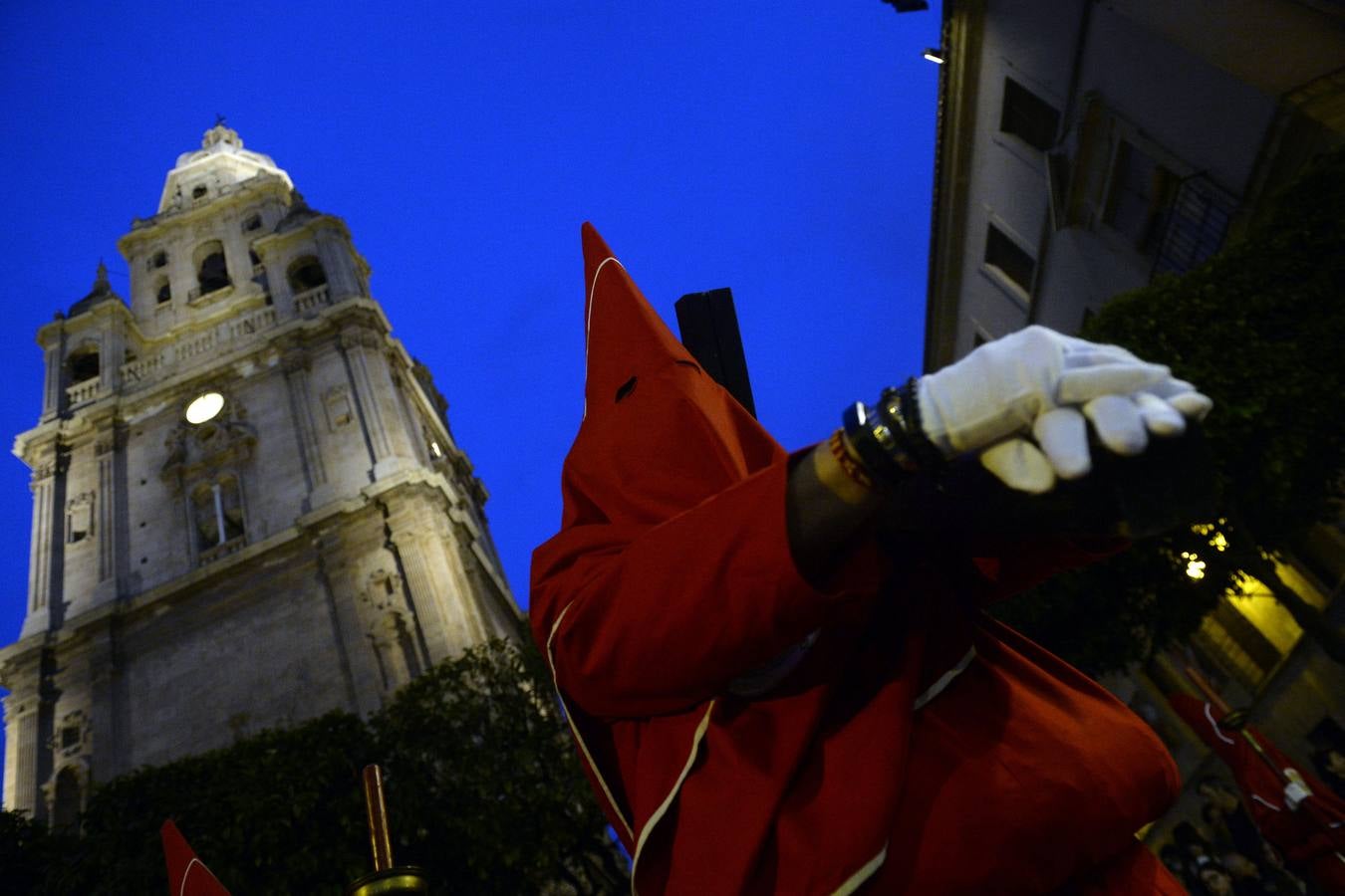Miles de penitentes, estantes y mayordomos se sumaron a otros tantos murcianos que un año más colmaron la carrera