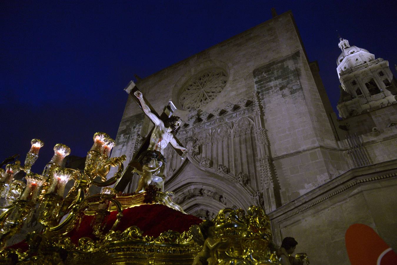 Miles de penitentes, estantes y mayordomos se sumaron a otros tantos murcianos que un año más colmaron la carrera