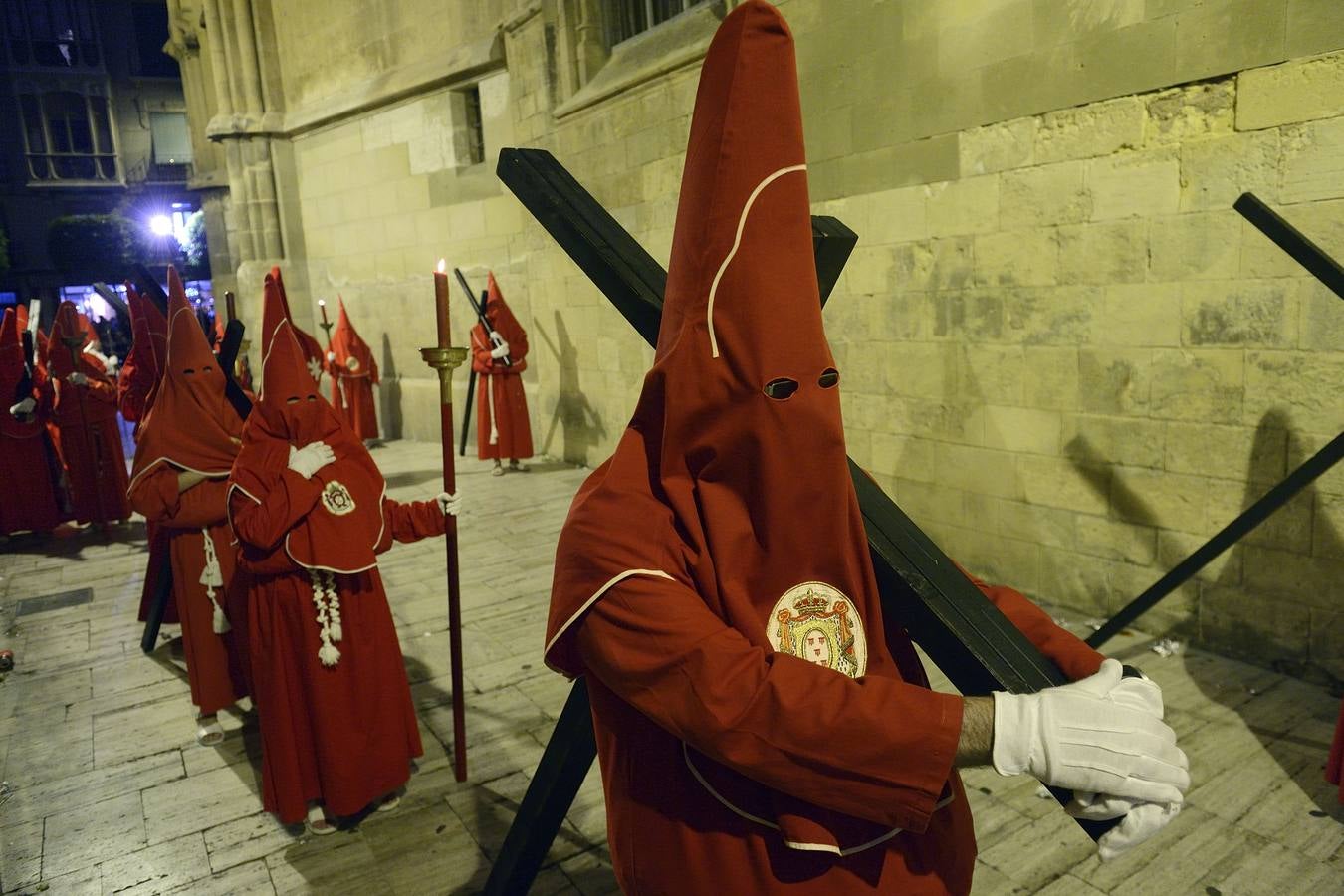 Miles de penitentes, estantes y mayordomos se sumaron a otros tantos murcianos que un año más colmaron la carrera
