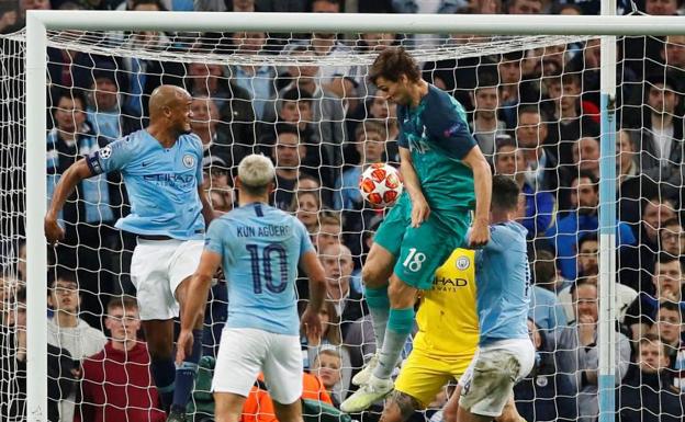 Fernando Llorente marca con la cadera el gol que le dio el pase al Tottenham. 