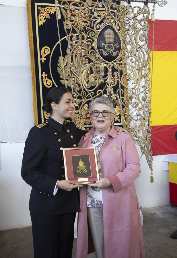Doscientas personas asistieron a la concesión del Escudo de la Capa a Mari Luz Domínguez en el taller de cañones del Arsenal Militar