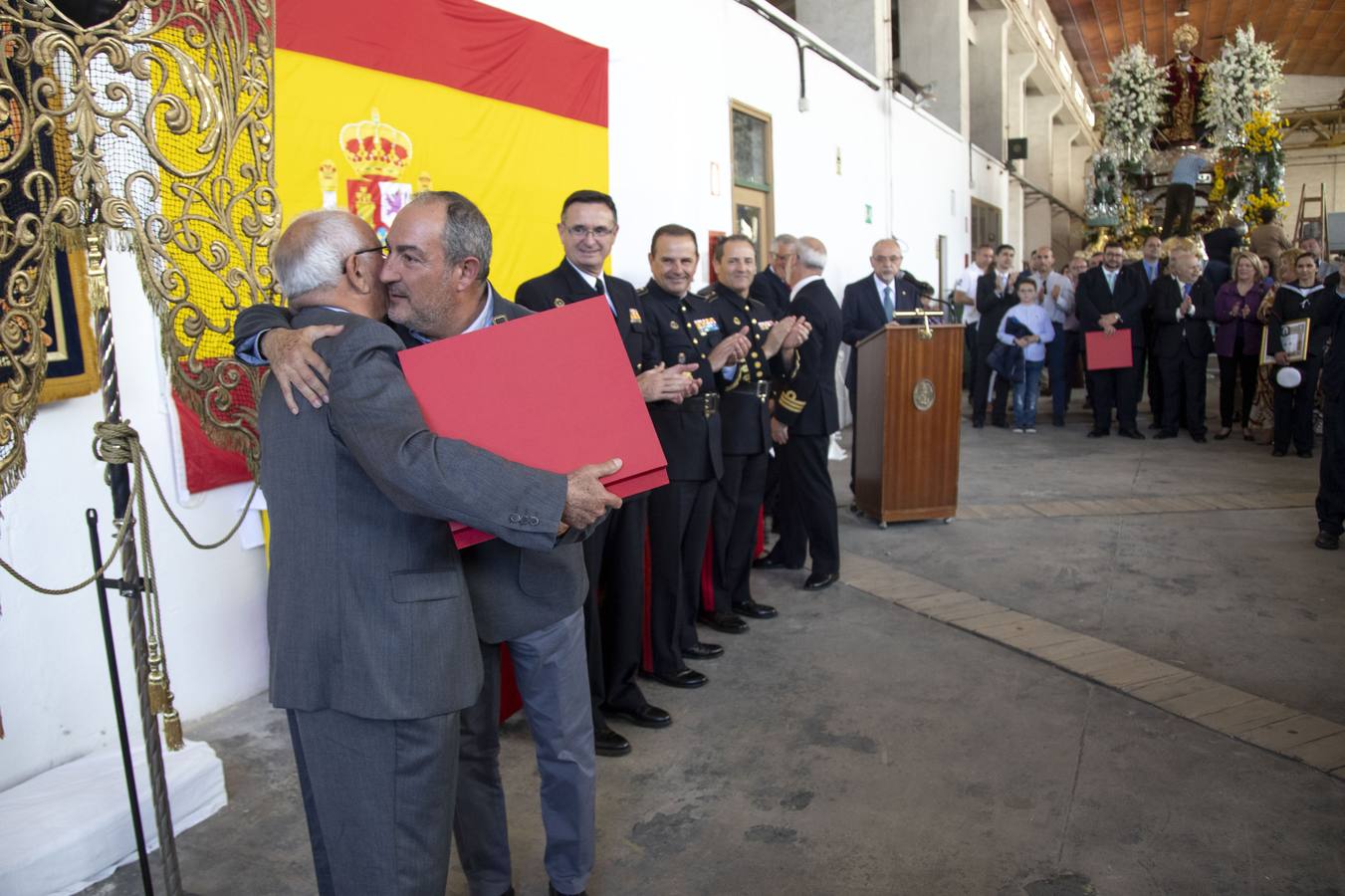 Doscientas personas asistieron a la concesión del Escudo de la Capa a Mari Luz Domínguez en el taller de cañones del Arsenal Militar