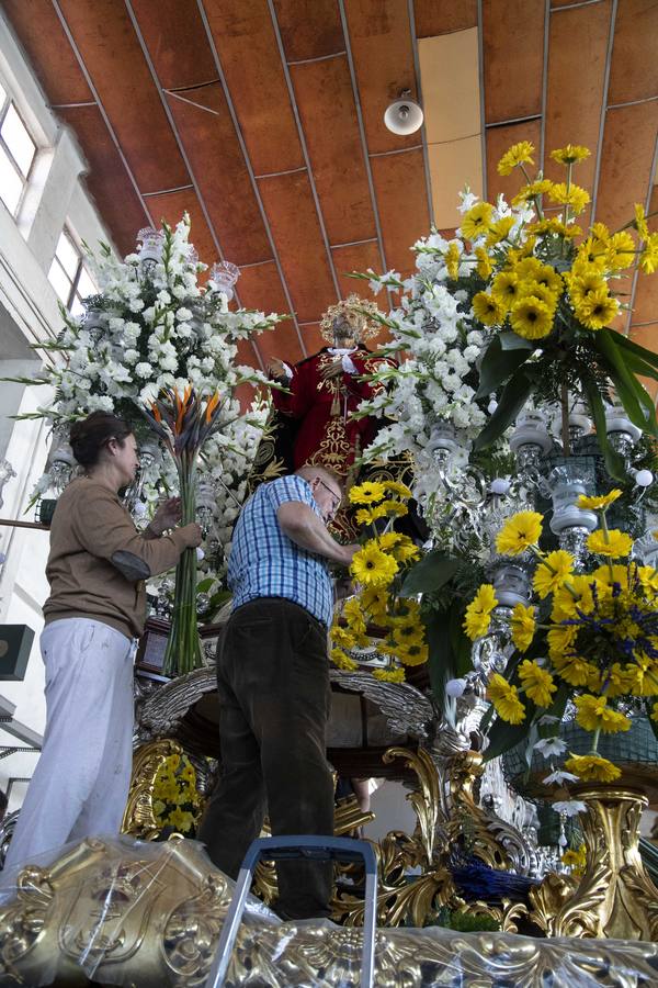 Doscientas personas asistieron a la concesión del Escudo de la Capa a Mari Luz Domínguez en el taller de cañones del Arsenal Militar