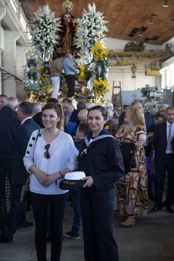 Doscientas personas asistieron a la concesión del Escudo de la Capa a Mari Luz Domínguez en el taller de cañones del Arsenal Militar