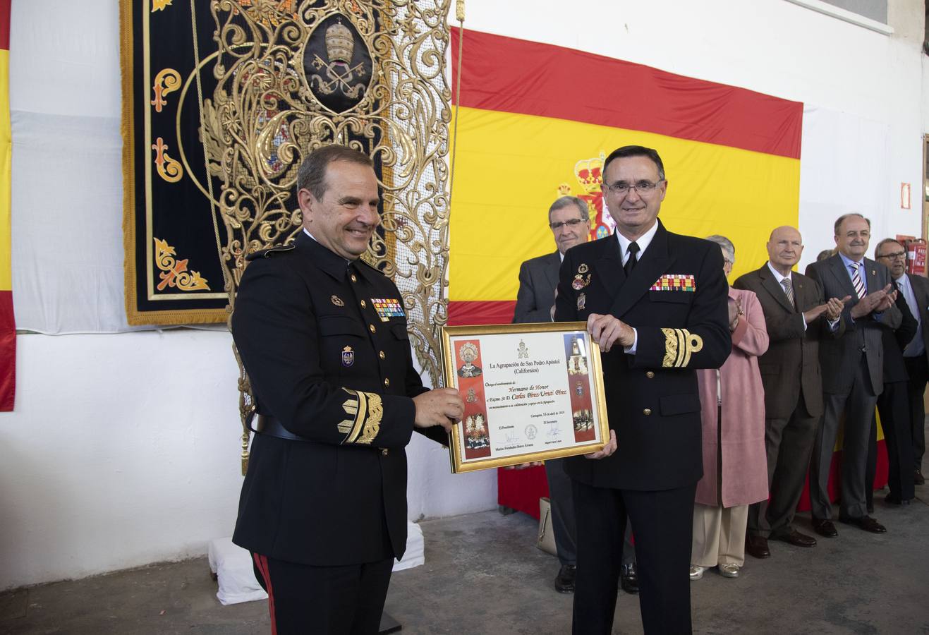 Doscientas personas asistieron a la concesión del Escudo de la Capa a Mari Luz Domínguez en el taller de cañones del Arsenal Militar