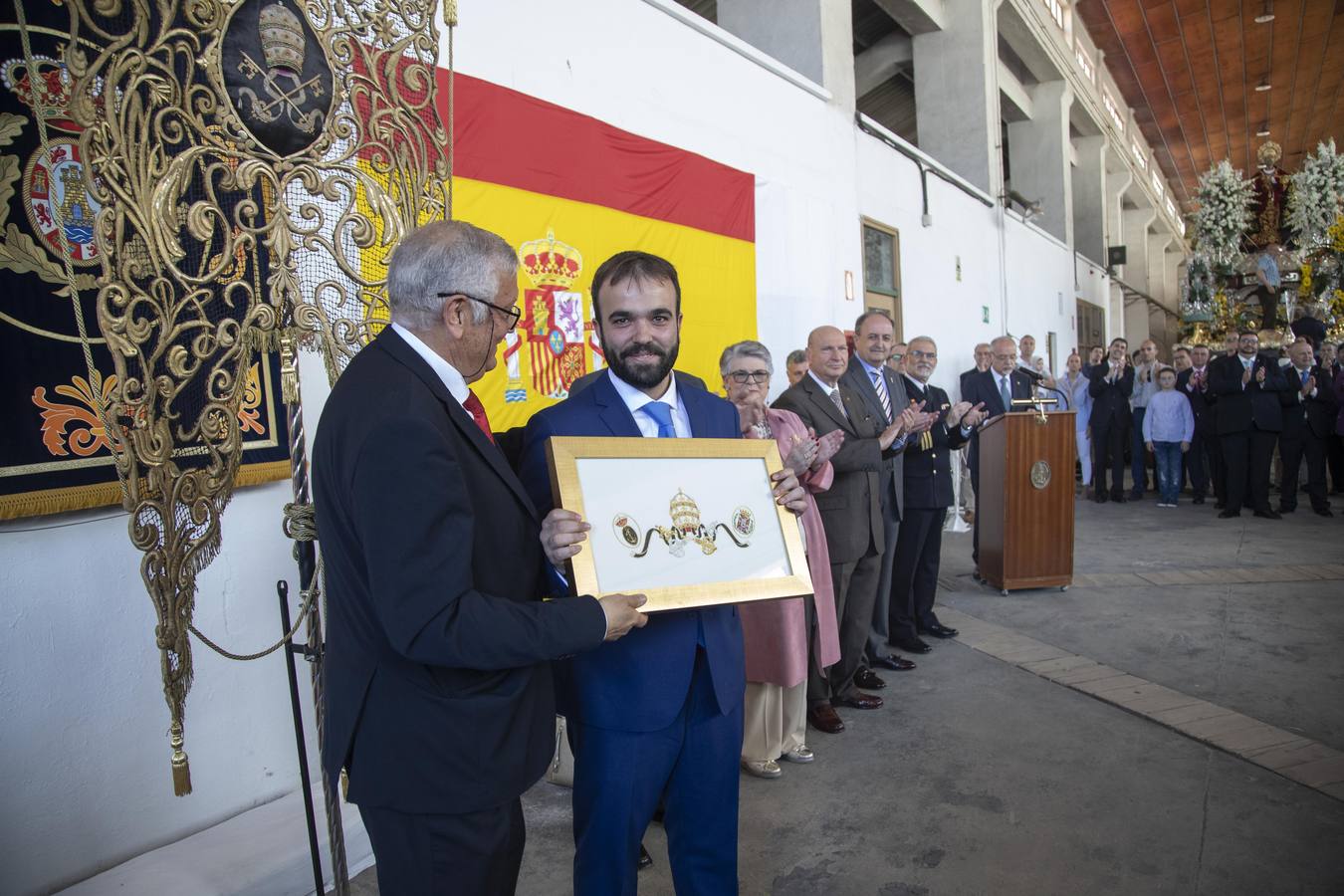 Doscientas personas asistieron a la concesión del Escudo de la Capa a Mari Luz Domínguez en el taller de cañones del Arsenal Militar
