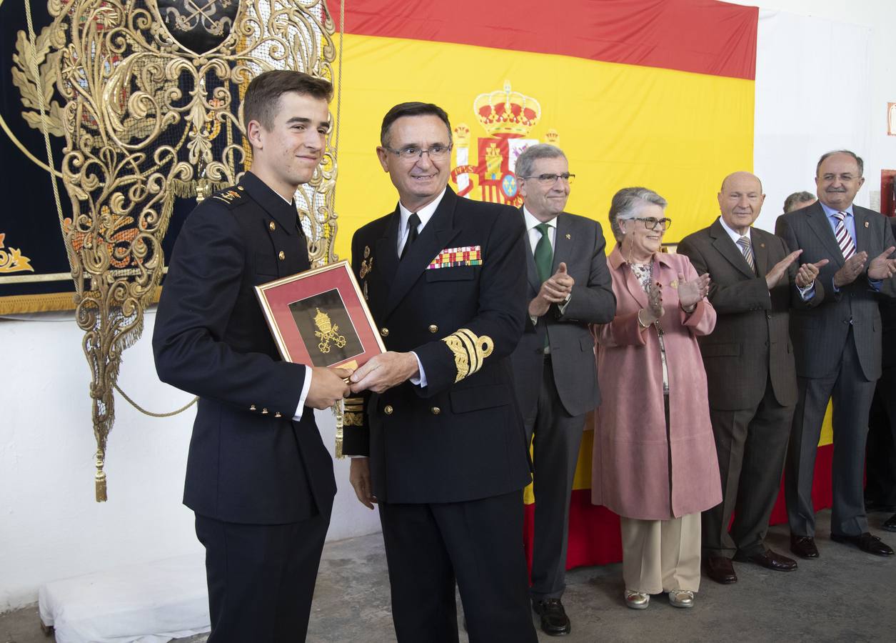Doscientas personas asistieron a la concesión del Escudo de la Capa a Mari Luz Domínguez en el taller de cañones del Arsenal Militar