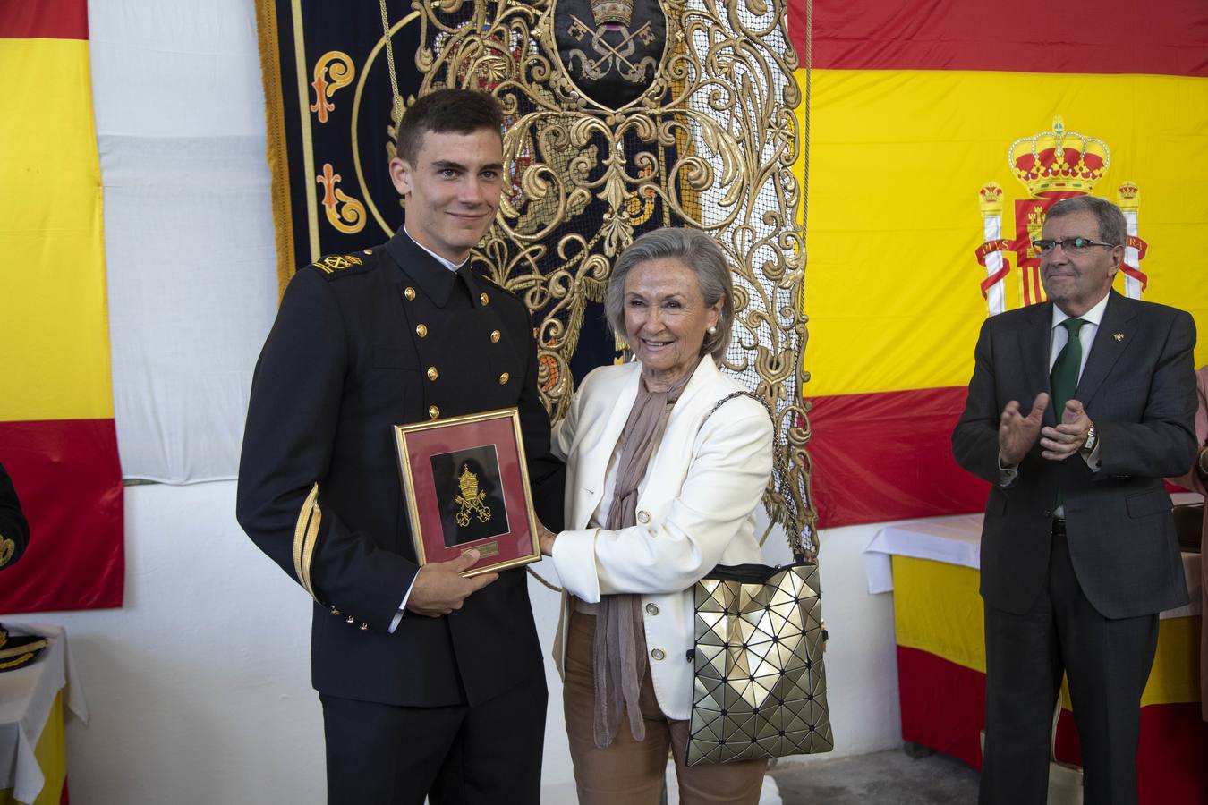 Doscientas personas asistieron a la concesión del Escudo de la Capa a Mari Luz Domínguez en el taller de cañones del Arsenal Militar