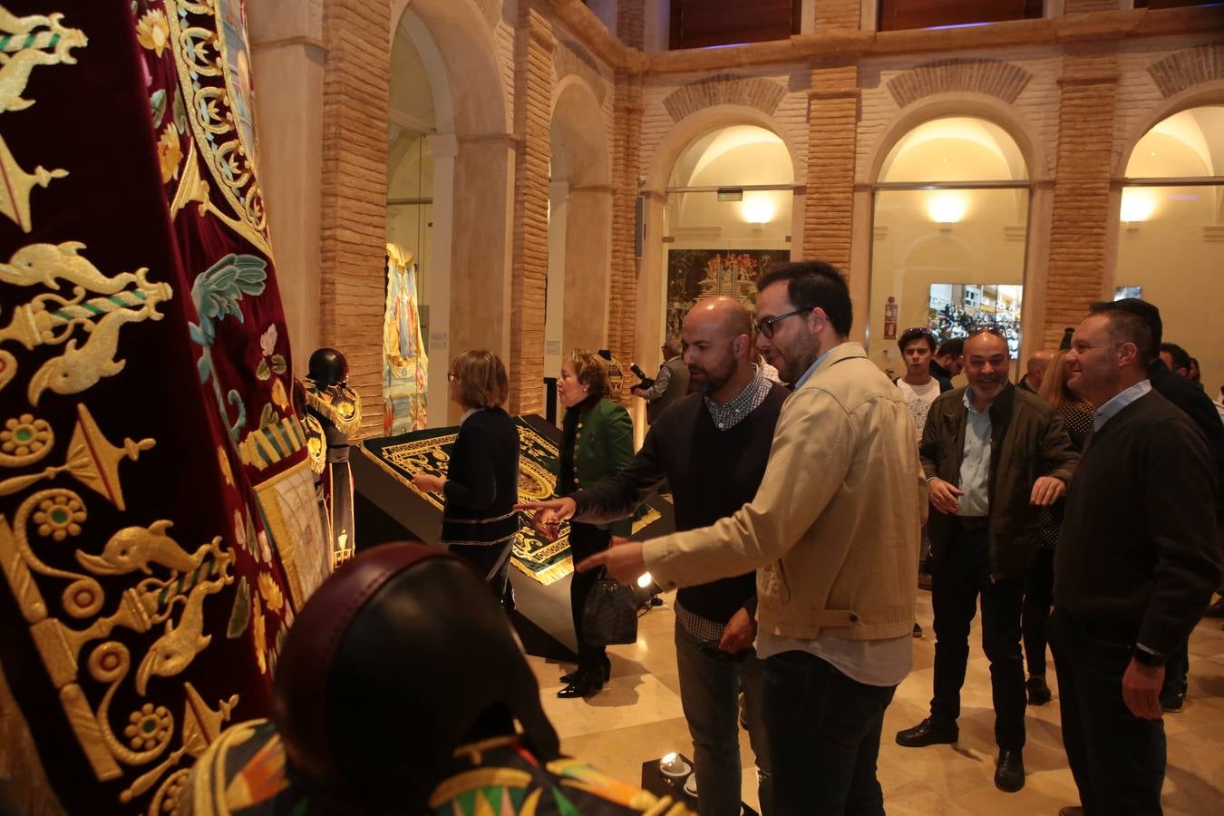 La cofradía lorquina enriquece su procesión romana con estas piezas a las que se ha dedicado un año entero.