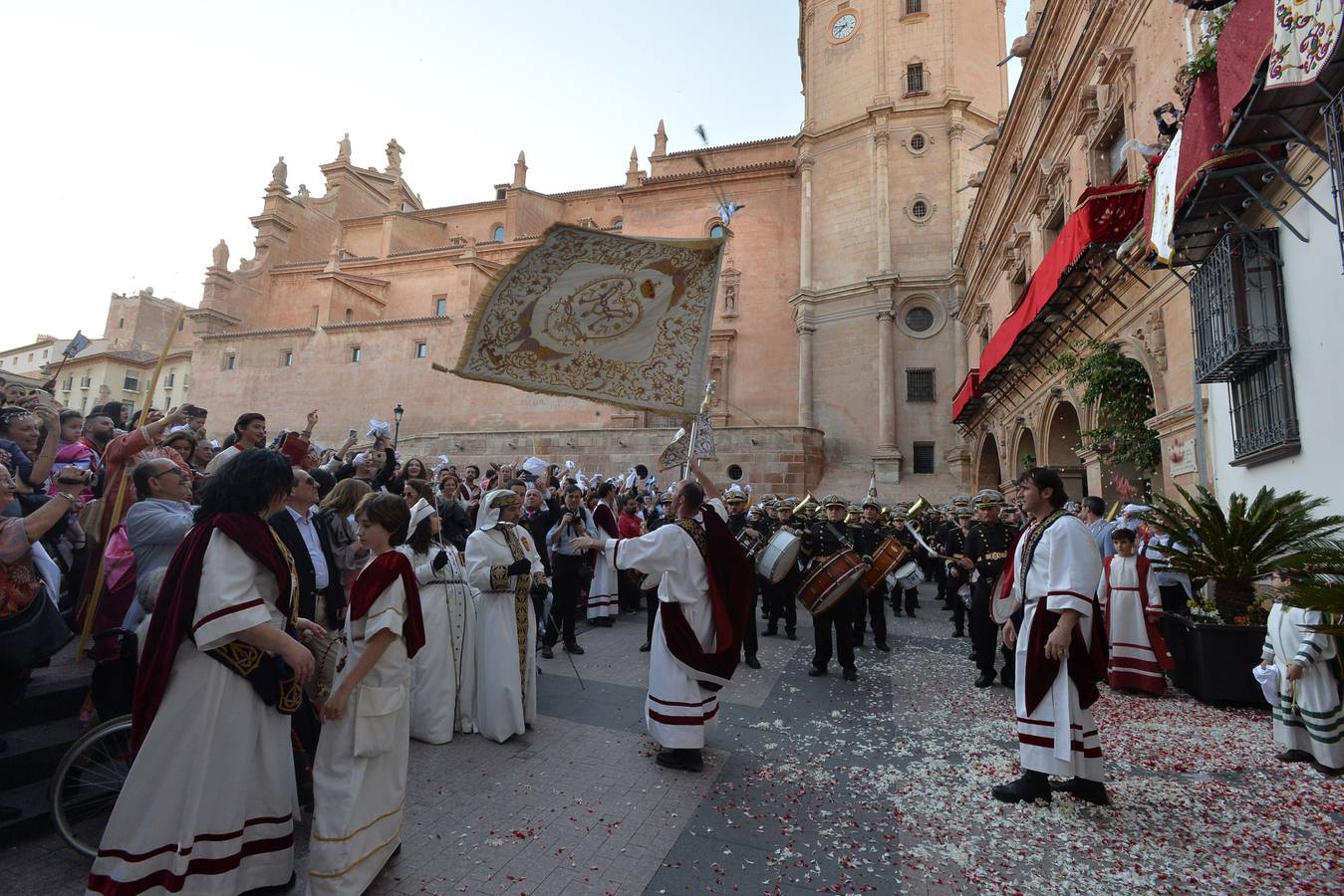 Las insignias de azules y blancos ondeando al aire al son de sus himnos, es una estampa inconfundible de la Semana Santa lorquina
