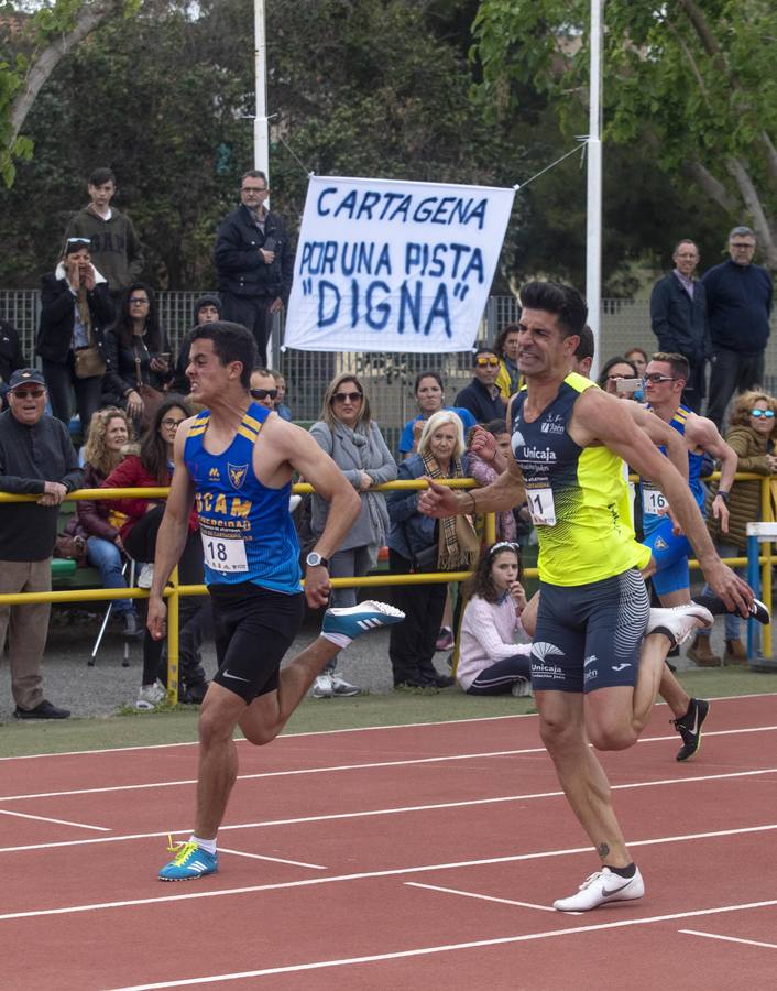 El mal estado de la pista de atletismo no pasa desapercibido para padres, monitores y usuarios en el trofeo Ciudad de Cartagena.