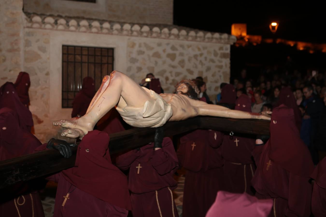 El Paso Morado estrenó en este recorrido penitencial el nuevo estandarte con la imagen de Jesús bordado en sedas.
