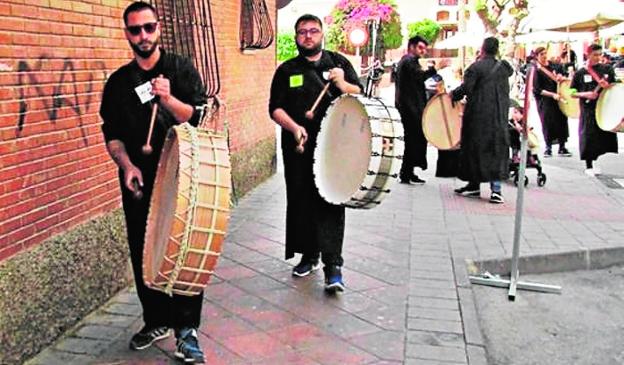 Un grupo de tamboristas, ayer por la tarde, en Mula. 