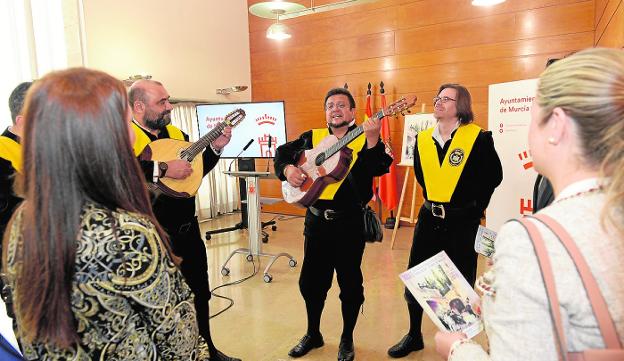 Actuación, ayer, en la presentación del cartel y del programa del Certamen de Tunas. 