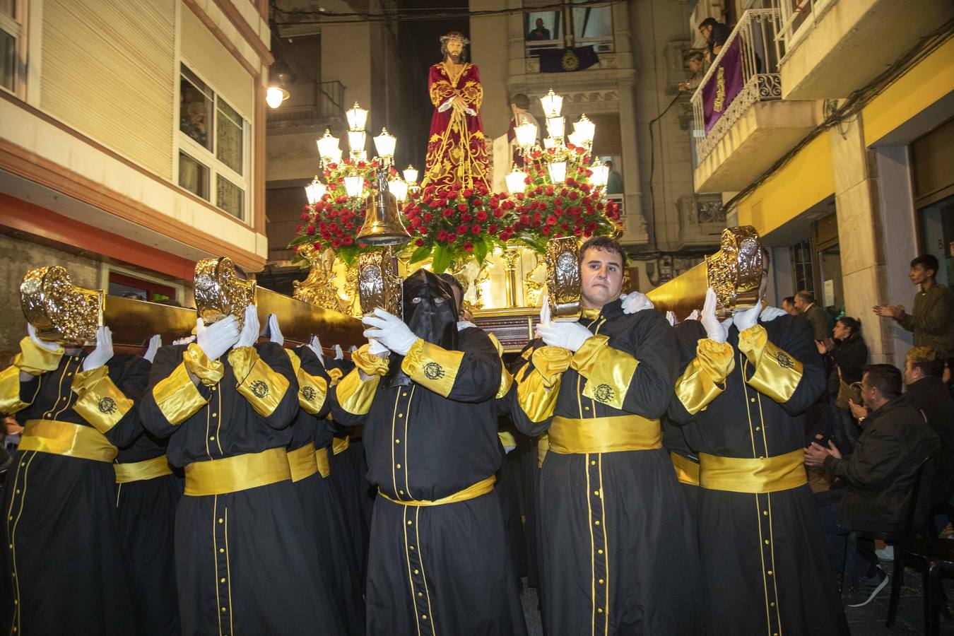 El público afronta con abrigos y mantas una noche desapacible, para admirar la gran procesión california