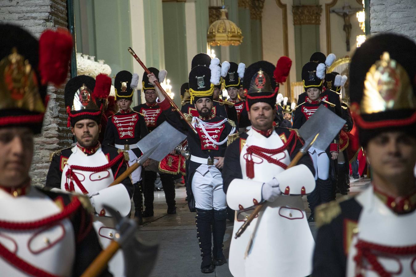 El público afronta con abrigos y mantas una noche desapacible, para admirar la gran procesión california