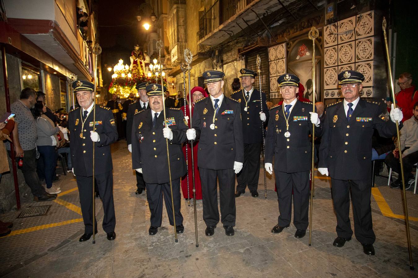 El público afronta con abrigos y mantas una noche desapacible, para admirar la gran procesión california