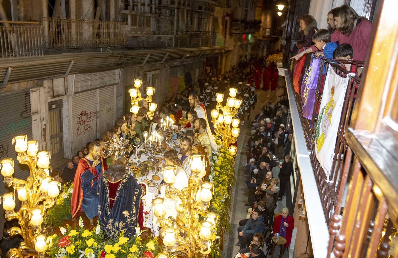 El público afronta con abrigos y mantas una noche desapacible, para admirar la gran procesión california