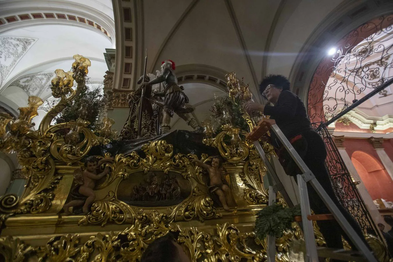 Procesionistas, vecinos y turistas llenan bares y restaurantes del casco antiguo de Cartagena al mediodía, y desde media tarde hasta entrada la madrugada