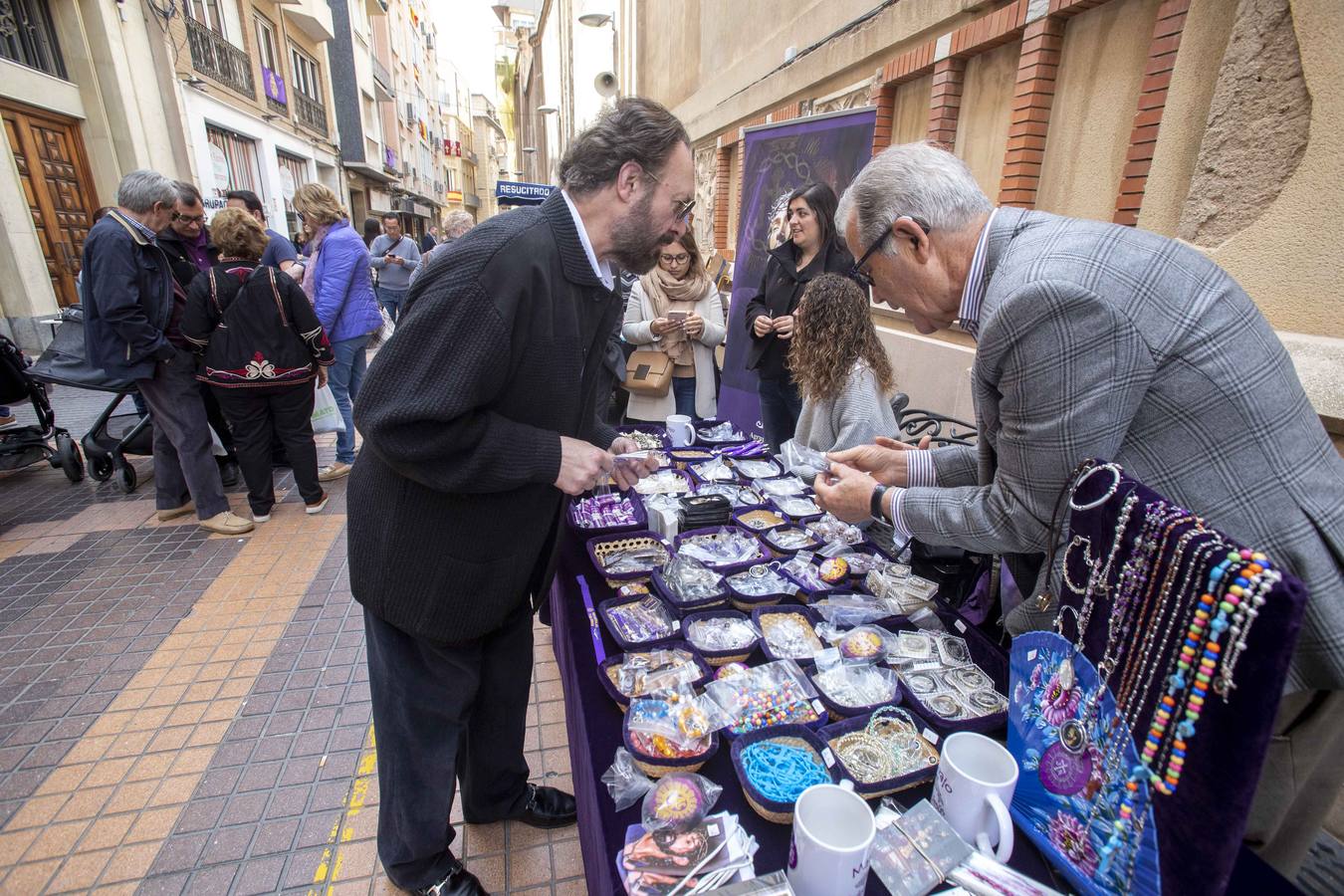 Procesionistas, vecinos y turistas llenan bares y restaurantes del casco antiguo de Cartagena al mediodía, y desde media tarde hasta entrada la madrugada