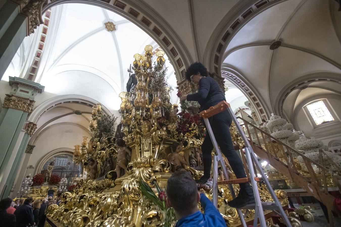 Procesionistas, vecinos y turistas llenan bares y restaurantes del casco antiguo de Cartagena al mediodía, y desde media tarde hasta entrada la madrugada