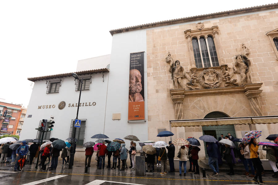 Cientos de personas se congregan desde primera hora de la mañana en la Iglesia privativa de Jesús para ver los pasos de Francisco Salzillo que este Viernes Santo no pudieron desfilar por las calles de la ciudad a causa de las condiciones meteorológicas