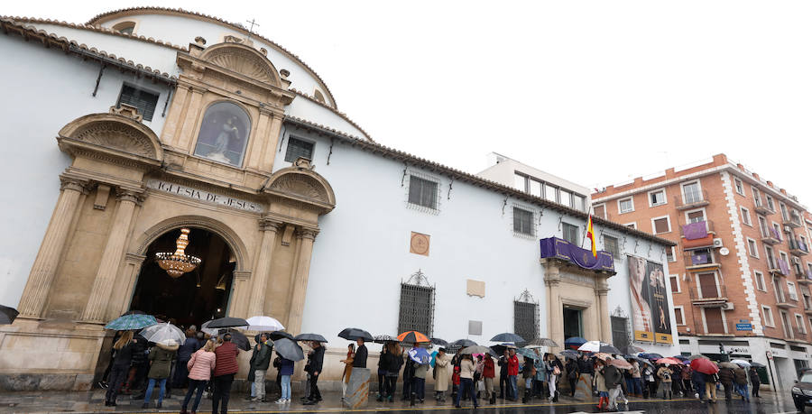 Cientos de personas se congregan desde primera hora de la mañana en la Iglesia privativa de Jesús para ver los pasos de Francisco Salzillo que este Viernes Santo no pudieron desfilar por las calles de la ciudad a causa de las condiciones meteorológicas