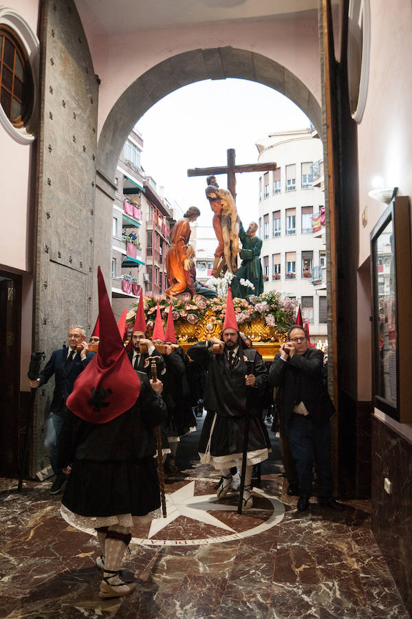 Tras la suspensión de la procesión los fieles pudieron asistir a un encuentro de los pasos realizado en la Plaza de San Antolín