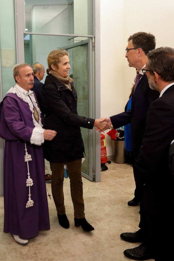 La hermana del Rey Felipe VI se acercó a la Iglesia de Nuestro Padre Jesús para contemplar los pasos que no pudieron desfilar este Viernes Santo por las calles de Murcia