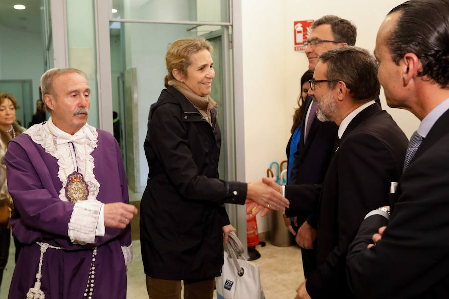 La hermana del Rey Felipe VI se acercó a la Iglesia de Nuestro Padre Jesús para contemplar los pasos que no pudieron desfilar este Viernes Santo por las calles de Murcia