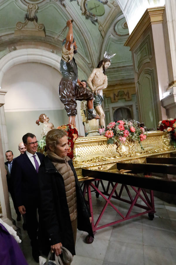 La hermana del Rey Felipe VI se acercó a la Iglesia de Nuestro Padre Jesús para contemplar los pasos que no pudieron desfilar este Viernes Santo por las calles de Murcia