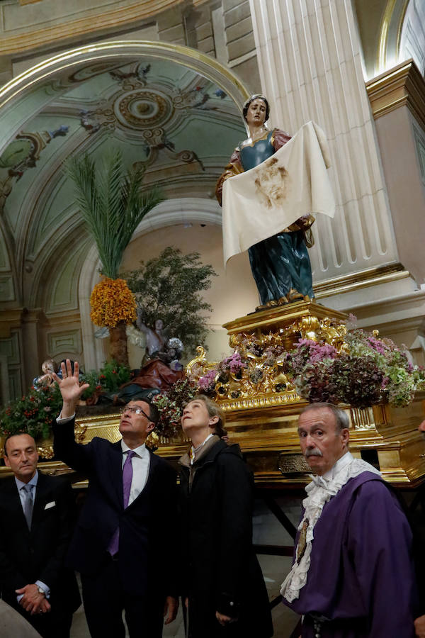 La hermana del Rey Felipe VI se acercó a la Iglesia de Nuestro Padre Jesús para contemplar los pasos que no pudieron desfilar este Viernes Santo por las calles de Murcia