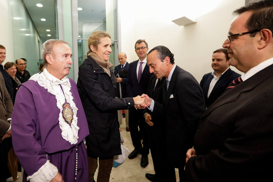 La hermana del Rey Felipe VI se acercó a la Iglesia de Nuestro Padre Jesús para contemplar los pasos que no pudieron desfilar este Viernes Santo por las calles de Murcia