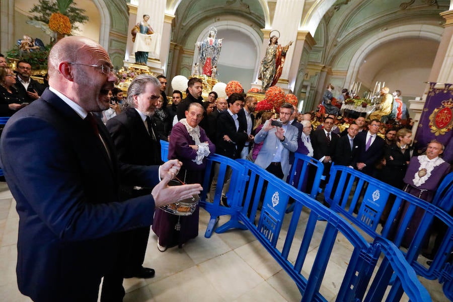 La hermana del Rey Felipe VI se acercó a la Iglesia de Nuestro Padre Jesús para contemplar los pasos que no pudieron desfilar este Viernes Santo por las calles de Murcia