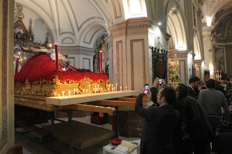 En su lugar, los cofrades celebraron el Via Crucis de forma privada en el interior de la iglesia de San Bartolomé