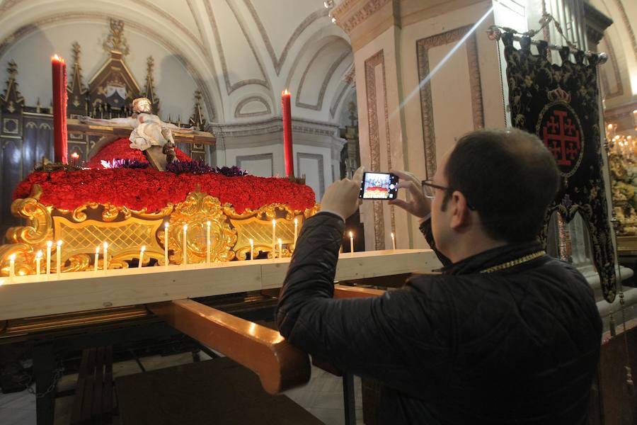 En su lugar, los cofrades celebraron el Via Crucis de forma privada en el interior de la iglesia de San Bartolomé