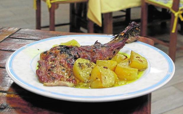 Paletilla de cordero con patatas, el plato estrella de El Antoñín, en la pedanía murciana de Torreagüera. 