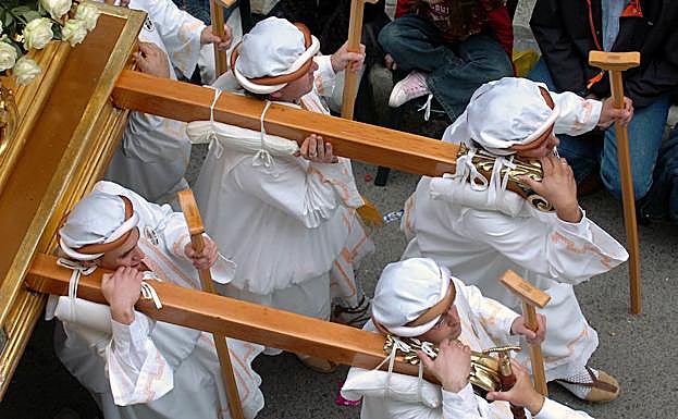 Estantes llevando un paso en una imagen de archivo.