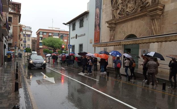 Colas en la puerta de la Iglesia de Nuestro Padre Jesús, este Viernes Santo.