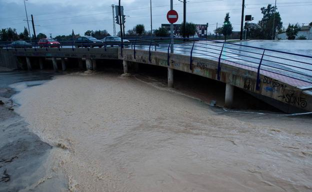 La rambla de Churra inundada por un temporal que azotó la Región, en una imagen de archivo.