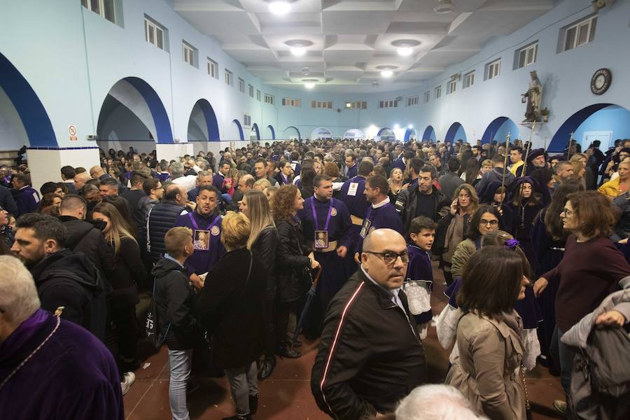 La procesión marraja, adelantada dos horas, sale entre plásticos y es vivida por miles de procesionistas durante la madrugada