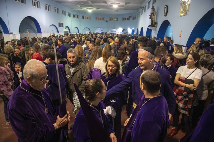 La procesión marraja, adelantada dos horas, sale entre plásticos y es vivida por miles de procesionistas durante la madrugada