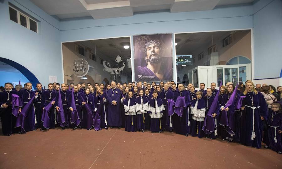 La procesión marraja, adelantada dos horas, sale entre plásticos y es vivida por miles de procesionistas durante la madrugada