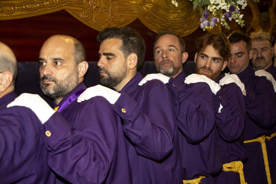 La procesión marraja, adelantada dos horas, sale entre plásticos y es vivida por miles de procesionistas durante la madrugada